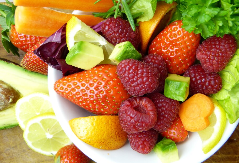 Диетолог назвала полезные летние овощи, фрукты и ягоды - фото 1
