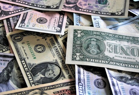 Покупать или продавать доллары: экономист объяснил, что будет с курсом гривни летом