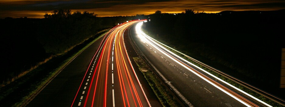 У Києві фура на смерть збила людей, які перебігали дорогу (відео)