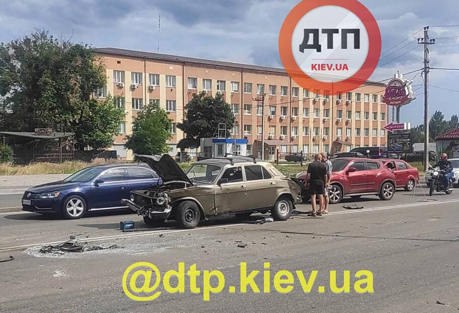 ДТП под Киевом - столкнулись четыре авто, одно загорелось - фото - фото 1