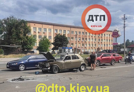 В городе под Киевом столкнулись четыре авто, одно загорелось (фото)