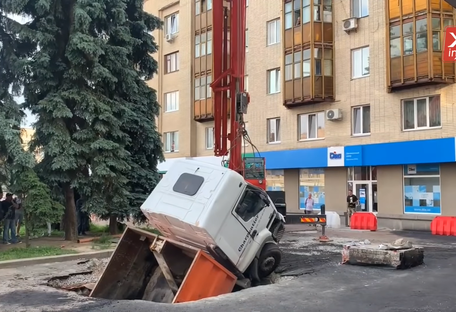 Внезапно пошел под землю: в Житомире три часа освобождали грузовик (фото, видео)