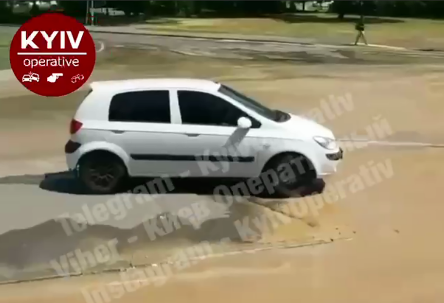 Потоп в Киеве - из-за порыва трубы бульвар залило водой - видео - фото 1