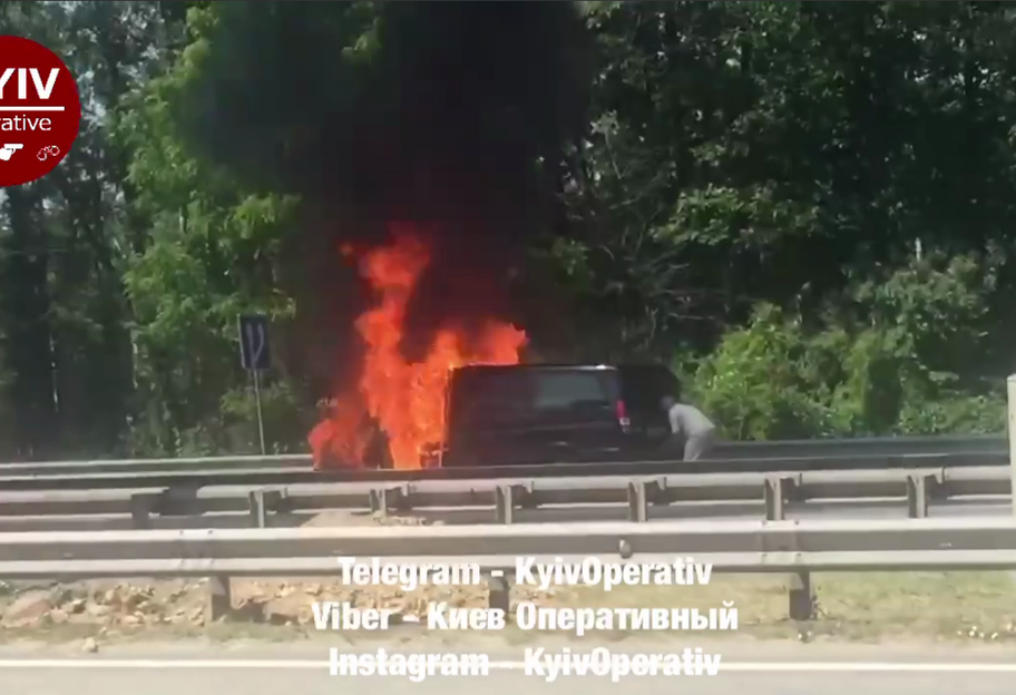 В Киеве 20 июня на ходу загорелся бус на Бориспольской трассе - видео - фото 1