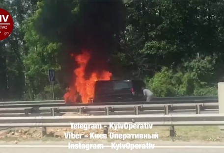 Посреди трассы в Киеве на ходу загорелся бус (видео)