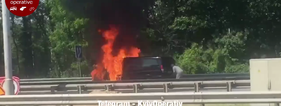 Посеред траси у Києві на ходу загорівся бус (відео)