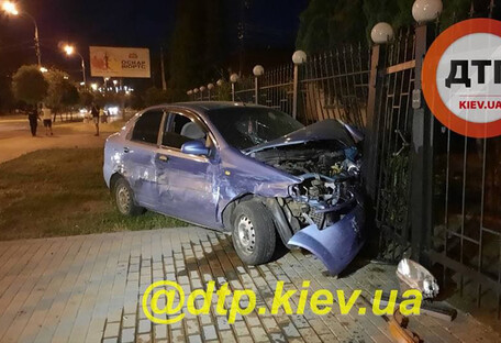Авто остановилось на заборе: в Киеве произошло ДТП с пострадавшими (фото)
