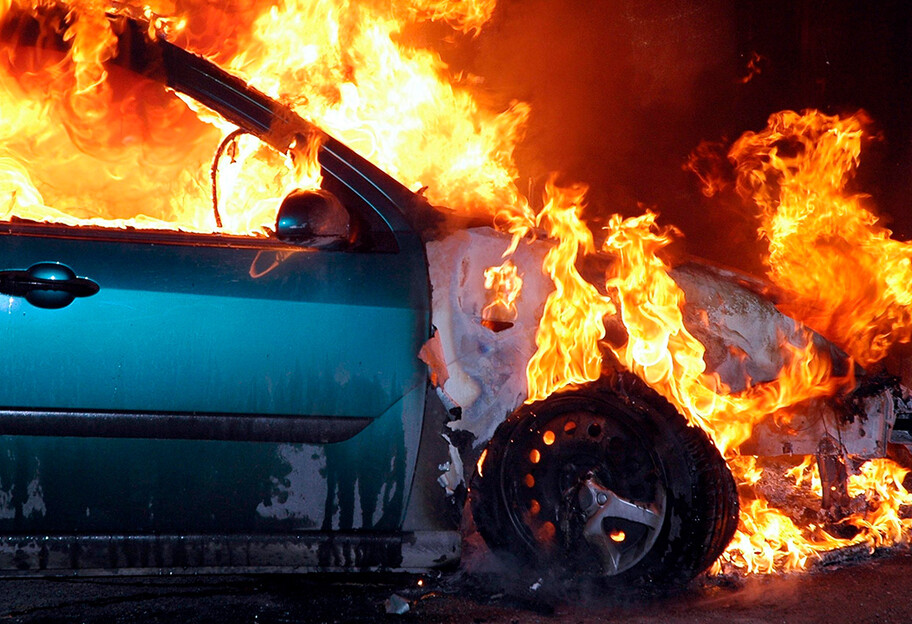 Пожар в Ровно - за сутки в городе сгорели два автомобиля - фото - фото 1