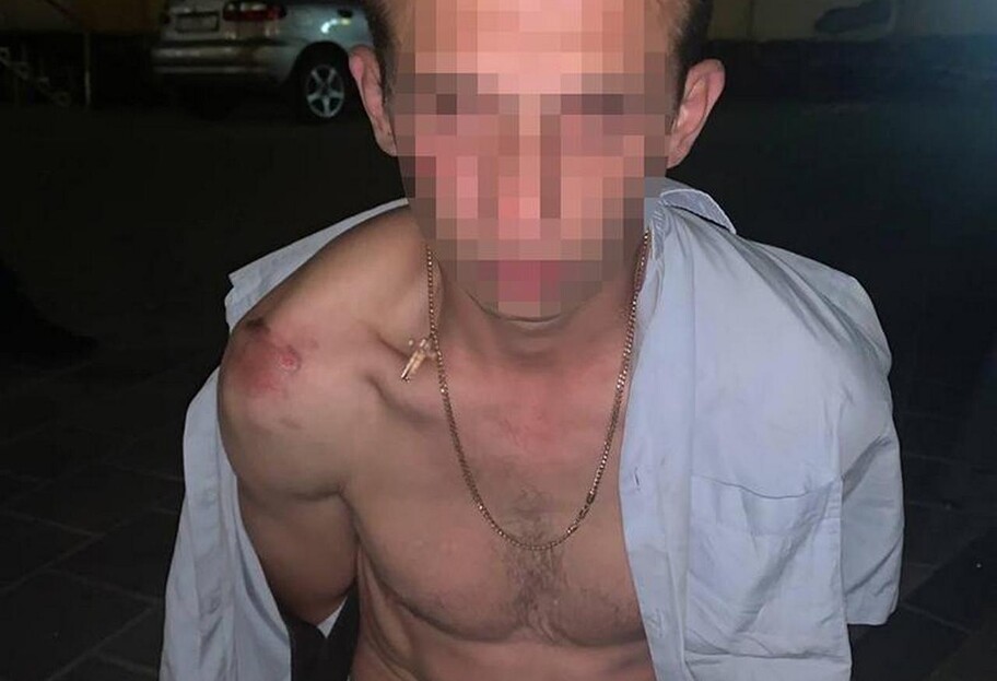 В Киеве женщину ограбили в подъезде – ударили ножом в живот – видео - фото 1