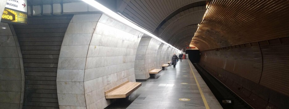 Пассажир киевского метро бросался на людей с кулаками (видео) 
