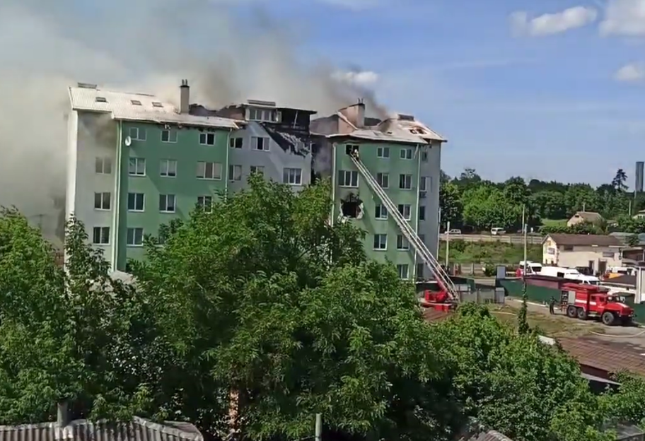 Взрыв на Киевщине - в пятиэтажке в селе Белогородка ликвидируют мощный пожар - фото, видео - фото 1