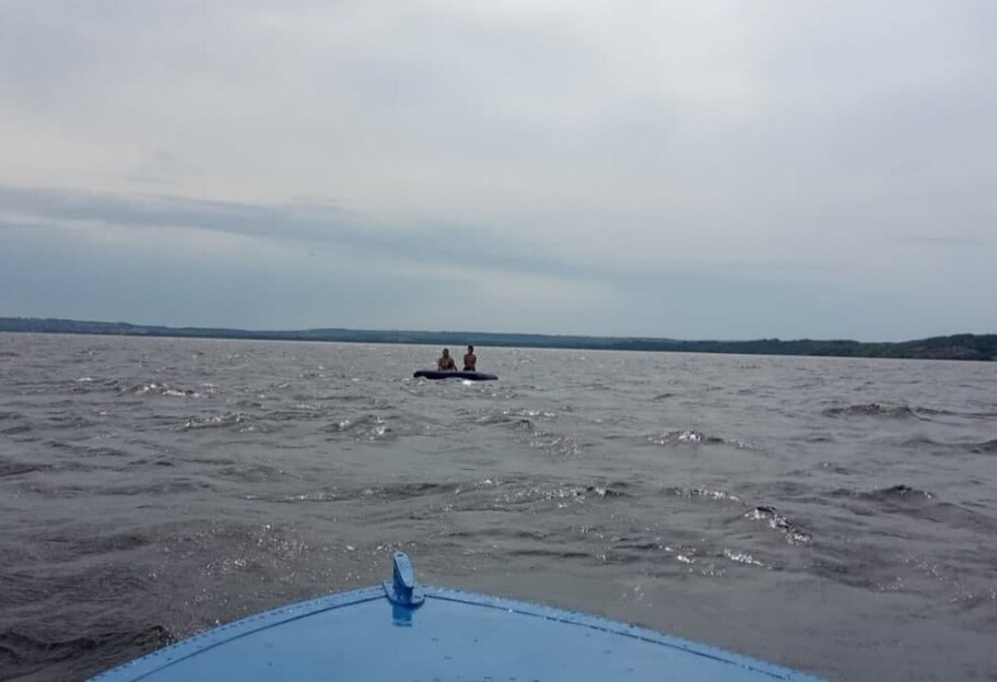 На Киевском море утонула семья - спасатели прекратили поиски мужчины - фото 1