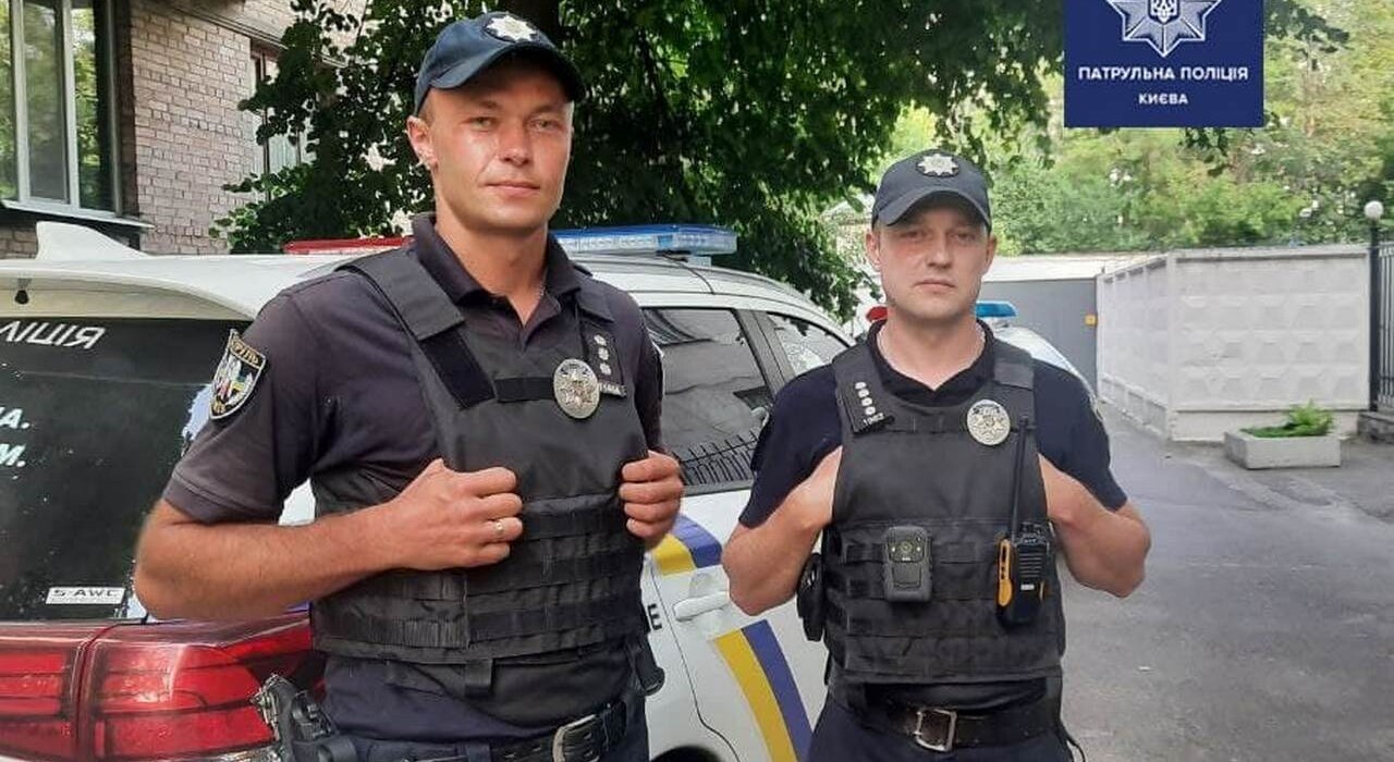 В Киеве полицейские спасли 17-летнего парня, который порезал себя ножом  фото