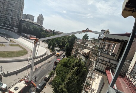 В центре Киева 35 пожарных тушили дом, полиция перекрыла улицу (фото)