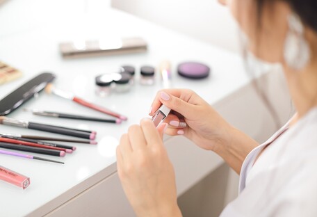 Токсичная косметика: медики предупредили об опасных химикатах в макияже
