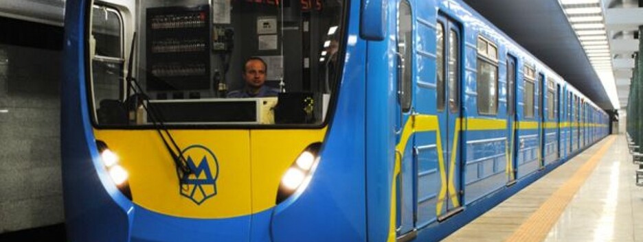 У Києві через падіння людини під потяг зупиняли метро (фото)
