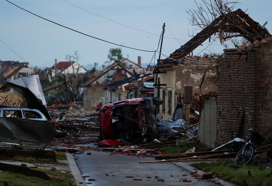 Торнадо у Чехії - фото і відео, у чотирьох селах знищені будинки, багато постраждалих - фото 1