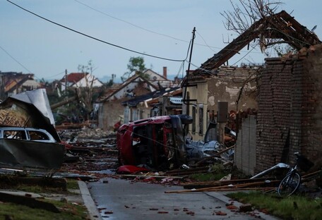 Один из самых сильных в истории: в Чехии торнадо разрушил сотни домов (фото и видео)