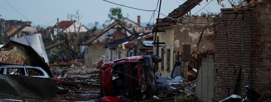 Один з найсильніших в історії: у Чехії торнадо зруйнував сотні будинків (фото і відео)