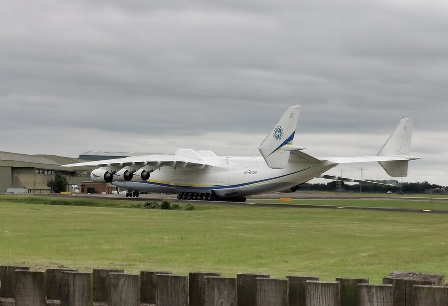 Літак Ан-225 Мрія у Британії повалив паркан потоком повітря - відео - фото 1