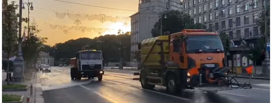 Розпечені дороги у Києві обливають водою з вантажівок, в'їзд у місто обмежили