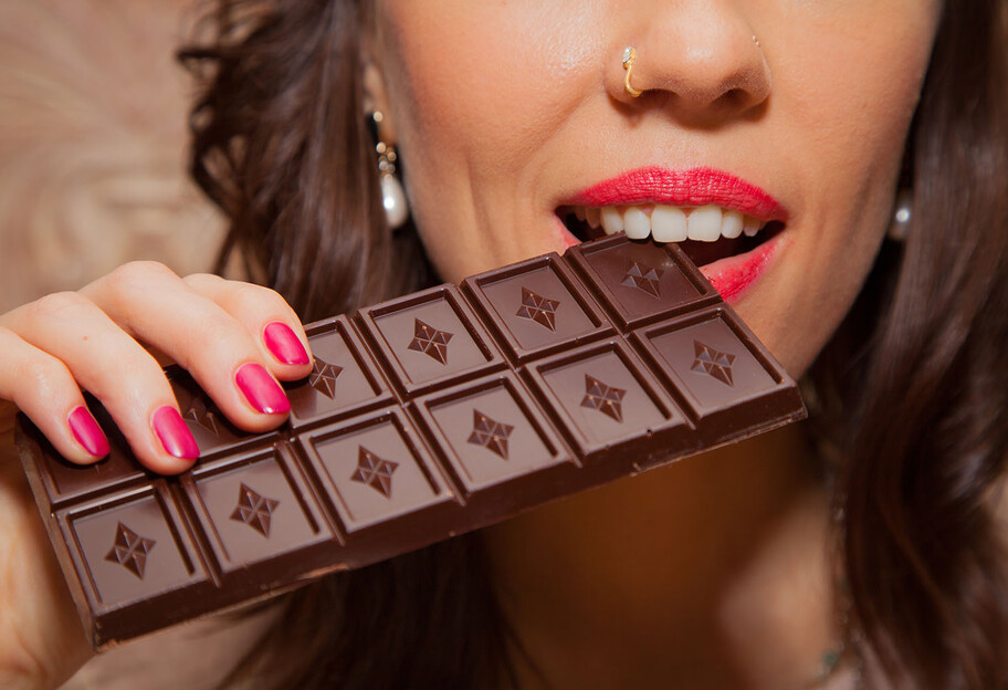 Шоколад по утрам помогает похудеть женщинам после менопаузы – ученые - фото 1