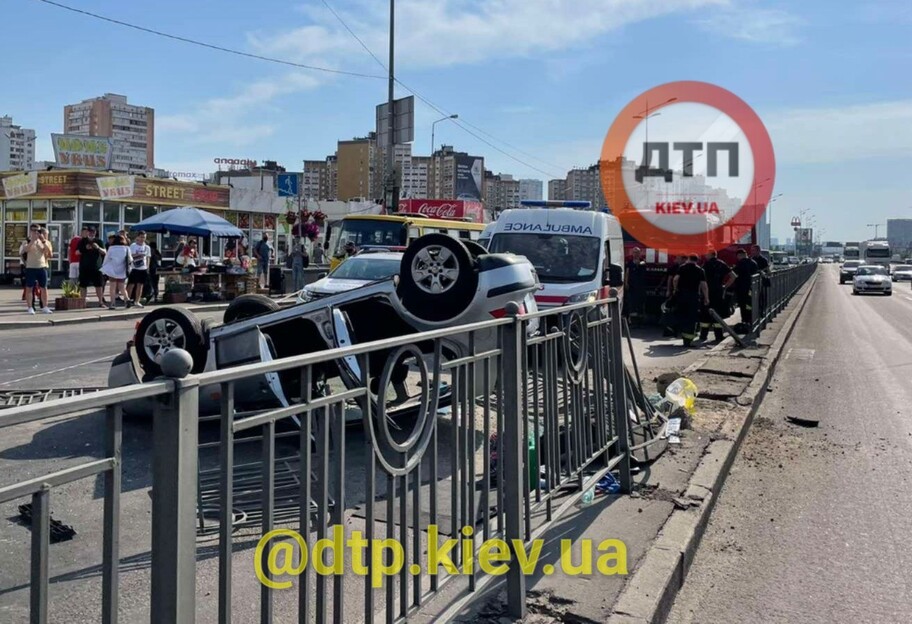 ДТП с переворотом в Киеве - Volkswagen подрезала фура – фото - фото 1