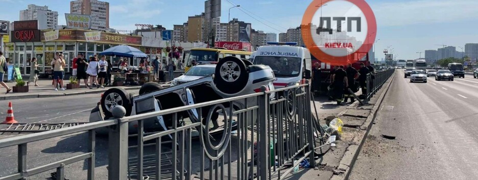 В Киеве Volkswagen подрезала фура: легковушка перевернулась (фото)
