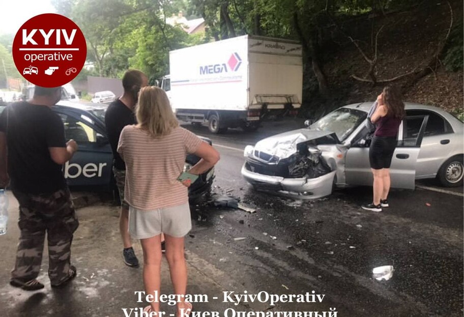 Лобова ДТП в Киеве - пострадал водитель легковушки и пассажирка такси - фото, видео - фото 1