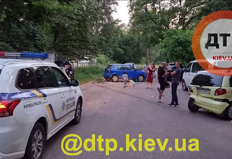 ДТП в Киеве - несовершеннолетние ромы на Мерседесе протаранили три авто - фото, видео - фото 1