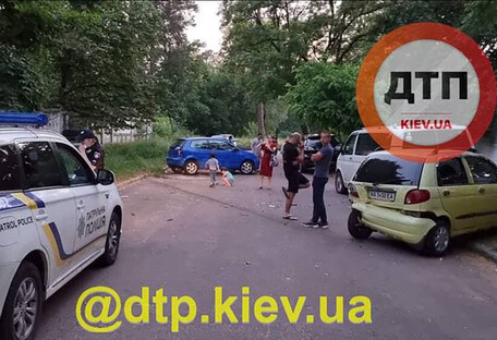 Нетрезвые ромы в Киеве протаранили три авто и врезались в забор (фото, видео)
