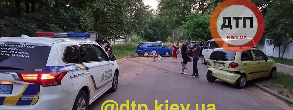 Нетверезі роми у Києві протаранили три авто і врізались у паркан (фото, відео)