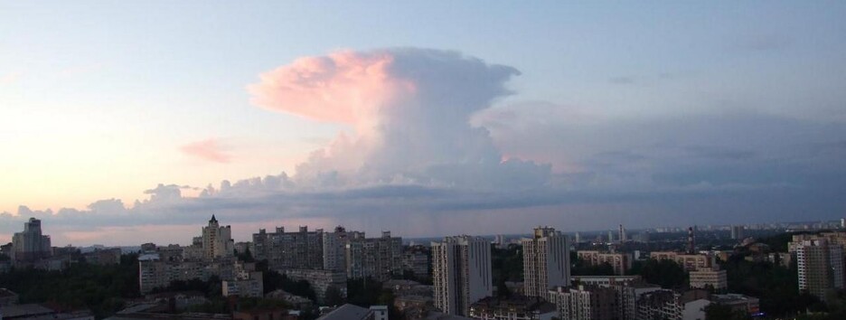 У небі над Києвом бачили 