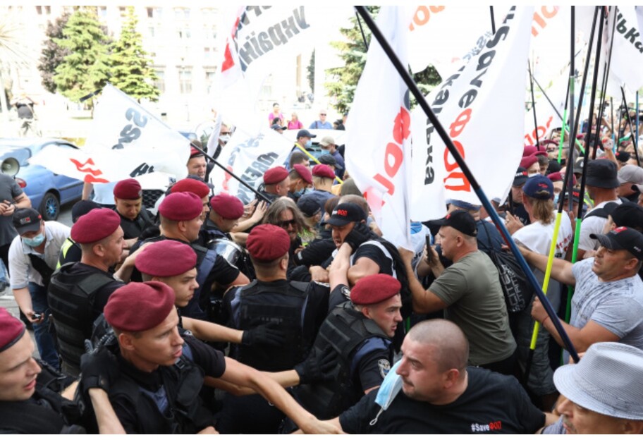 ФОПы принесли гробы в центр Киева и подрались с полицейскими - видео - фото 1