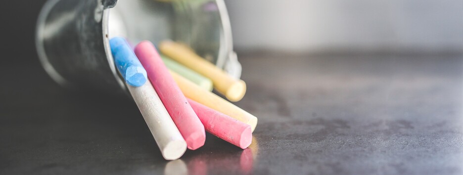 У Чернівецькій області викладачку медколеджу облили нечистотами (відео)