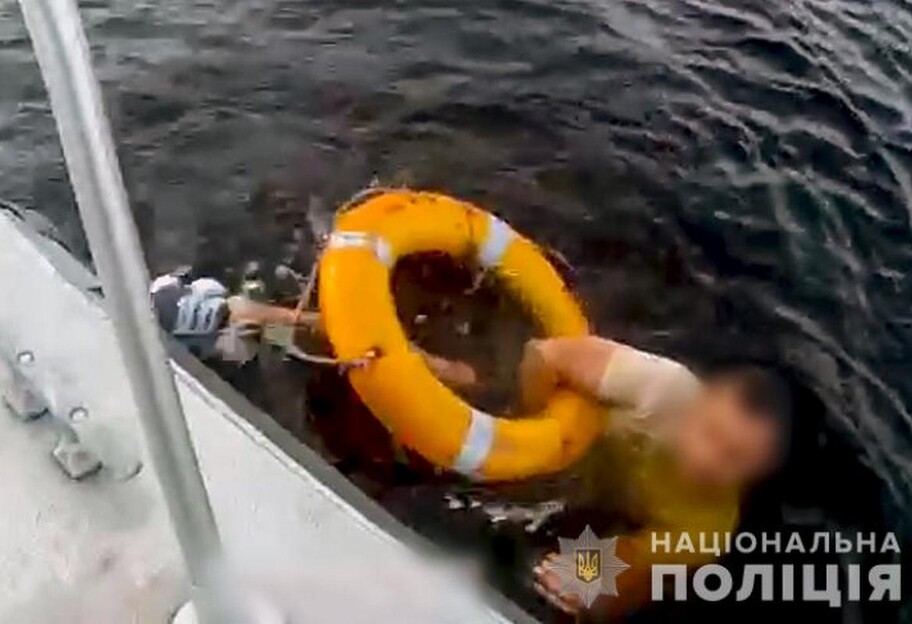 В Киеве пьяный пассажир теплохода упал за борт, ему помогла полиция – видео - фото 1
