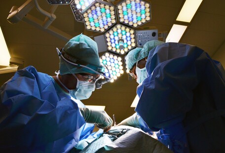 Унікальна операція: у Києві хлопчикові пересадили кістки, зроблені на 3D-принтері
