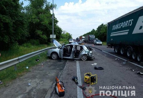 На трассе Киев-Чоп фура смяла легковушку: погибли два иностранца (фото) 