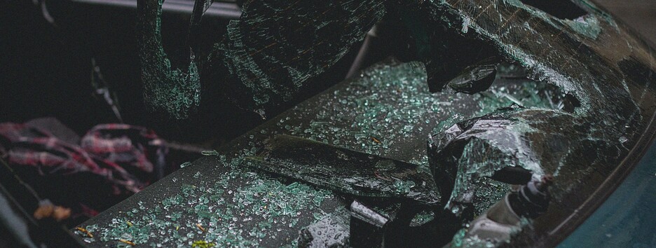 Автомобиль приземлился на крышу: на трассе в Киеве произошло серьезное ДТП (фото)