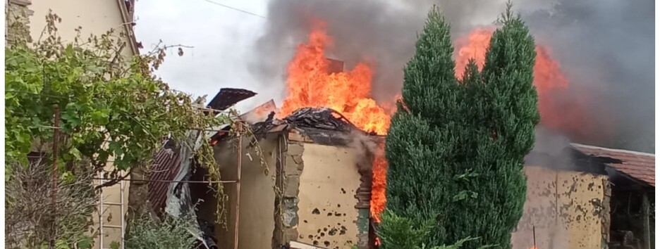Оккупанты обстреляли Авдеевку: горят дома, один полностью разрушен (фото)