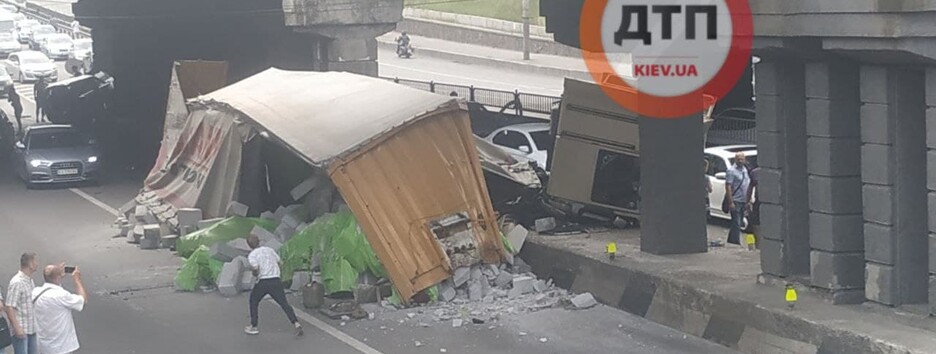 Масштабна ДТП з фурою у Києві: розтрощені кілька автомобілів, є постраждалі (фото)