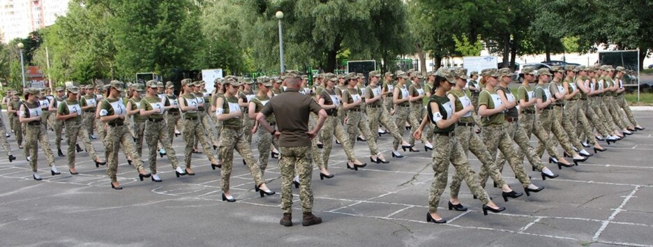 В Киеве проведут военный парад на каблуках: идею высмеяли фотожабами