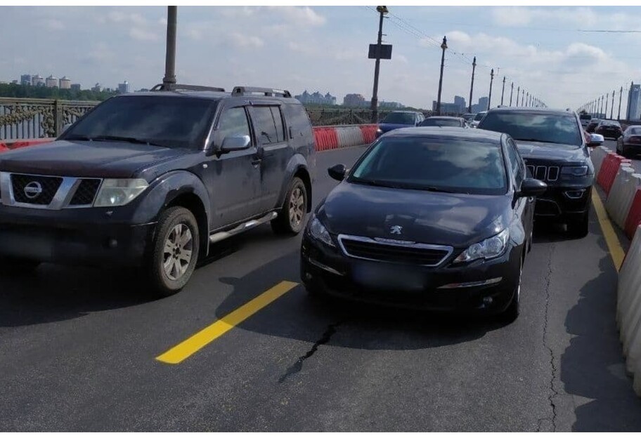 ДТП на мосту Патона - столкнулись внедорожник и легковушка - видео - фото 1