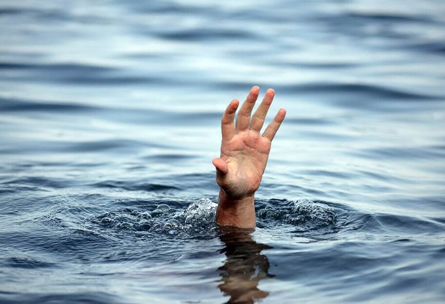 Потонул человек - в Киеве из озера достали тело мужчины - фото 1