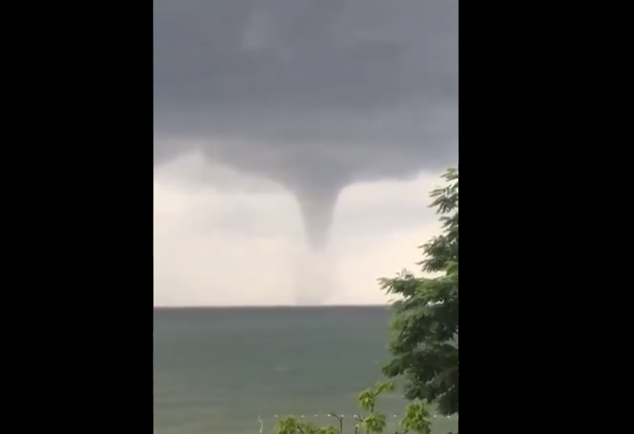 Торнадо в Черном море возле Турции сняли на видео туристы - фото 1