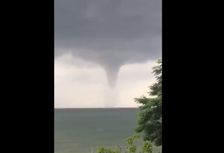 Торнадо у побережья Черного моря напугал людей (видео)