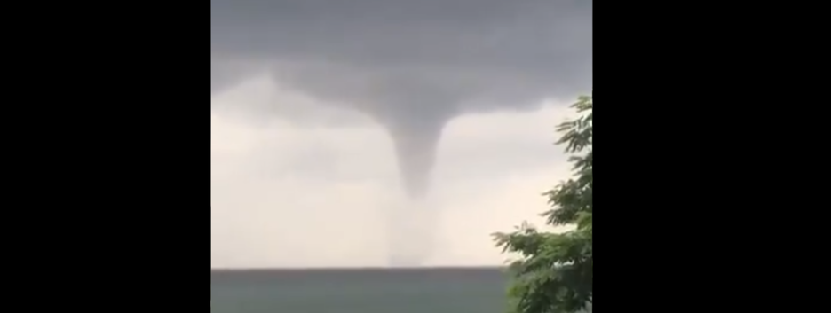 Торнадо біля узбережжя Чорного моря налякав людей (відео)