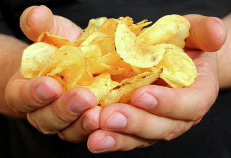 Підвищують ризик на 57%: вчені оцінили шкоду чипсів для здоров'я серця