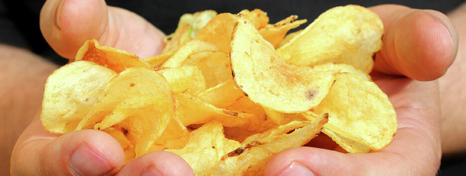 Підвищують ризик на 57%: вчені оцінили шкоду чипсів для здоров'я серця