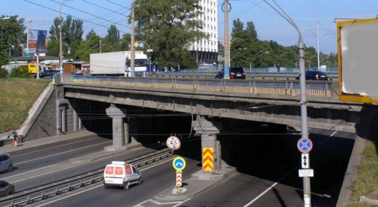 В Киеве часть конструкции моста отвалилась и пробила стекло автомобиля фото